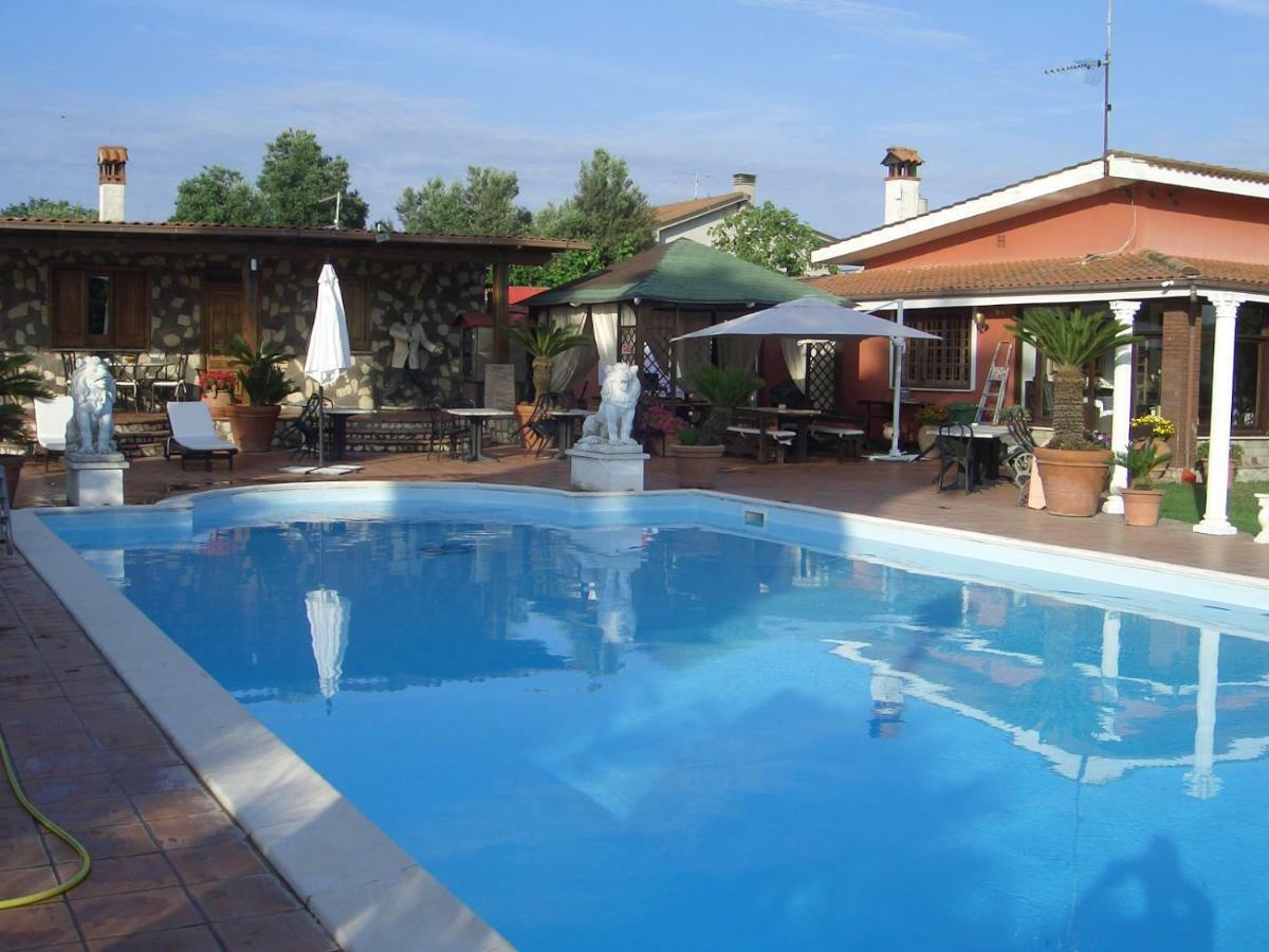 Chalet L Oasi Di Ambra 8 Posti Letto Con Uso Piscina Ardea Εξωτερικό φωτογραφία
